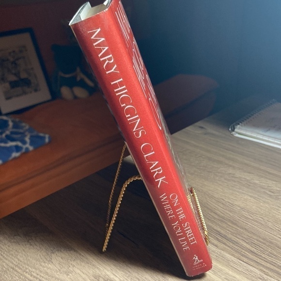 🦄 On The Street Where You Live by Mary Higgins Clark - Picture 3 of 6